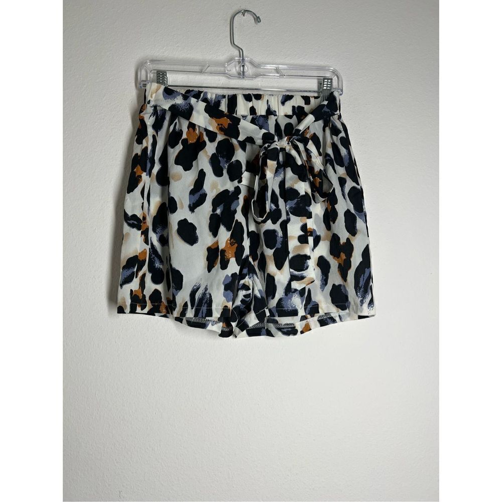 SHEIN High Waisted Leopard Print Shorts Size L
Cheetah Print Lightweight Silky